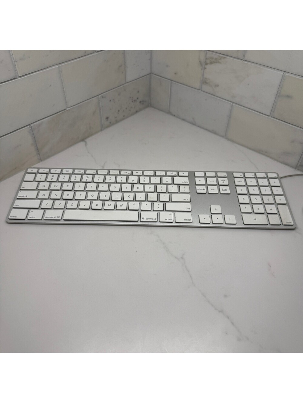 Apple Wired Aluminum Keyboard With Numeric Keypad A1243 with usb-c adaptor
